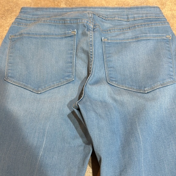 Women’s NYDJ flare jeans size 8P inseam measures about 29” - Picture 6 of 7